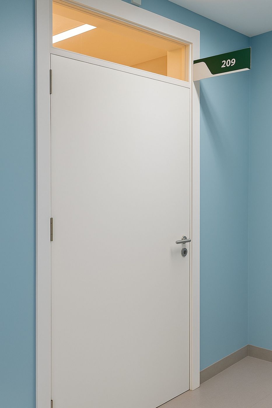 Porta do quarto 209 com bandeira e placa de identificação.