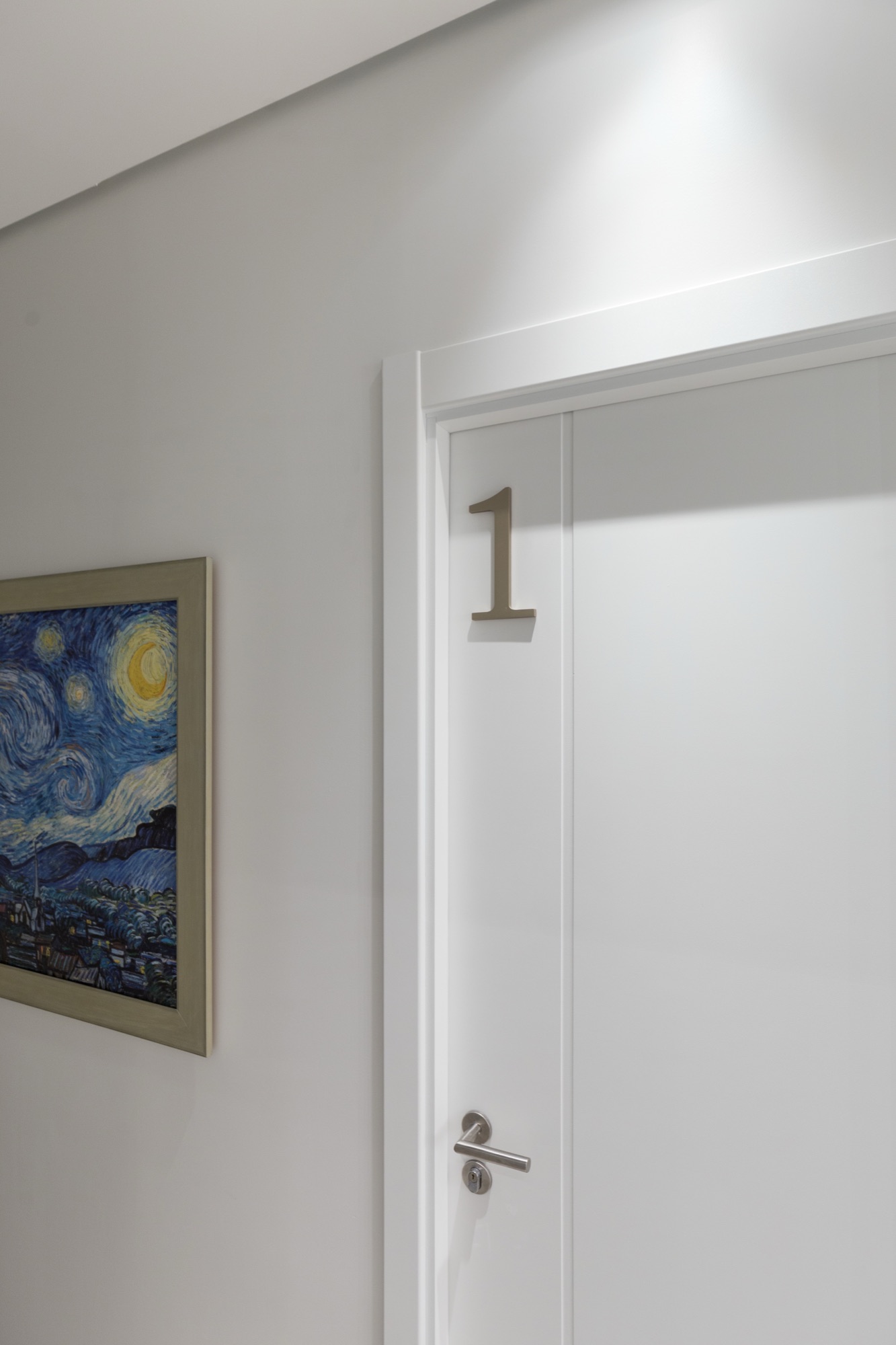 Porta lisa branca com numeração em consultório.
